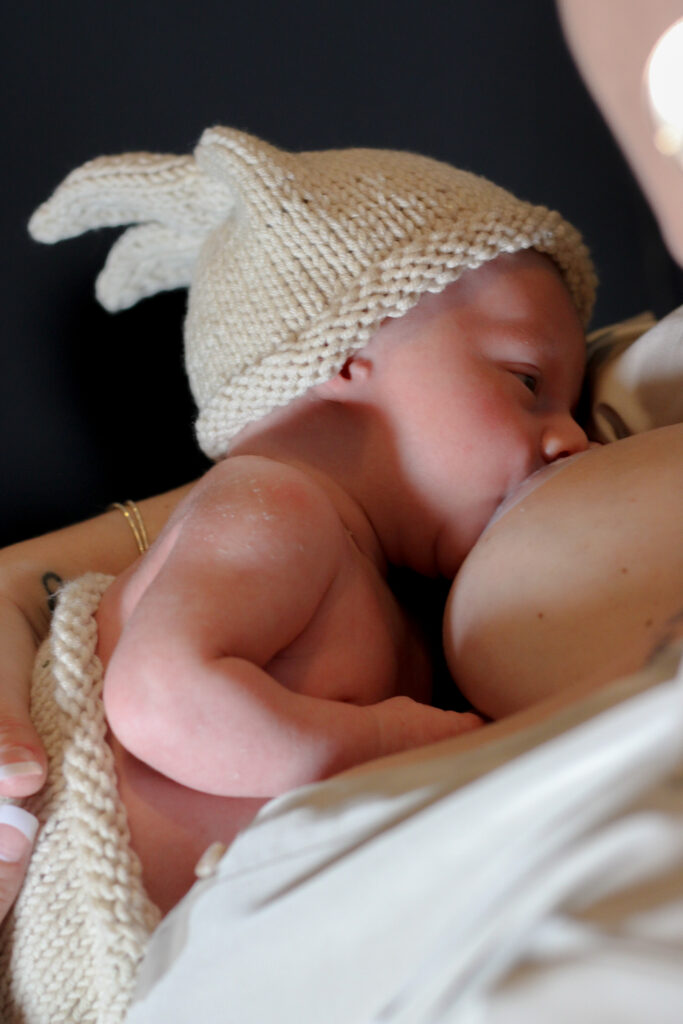 bébé entrain d'allaiter lors d'un allaitement 