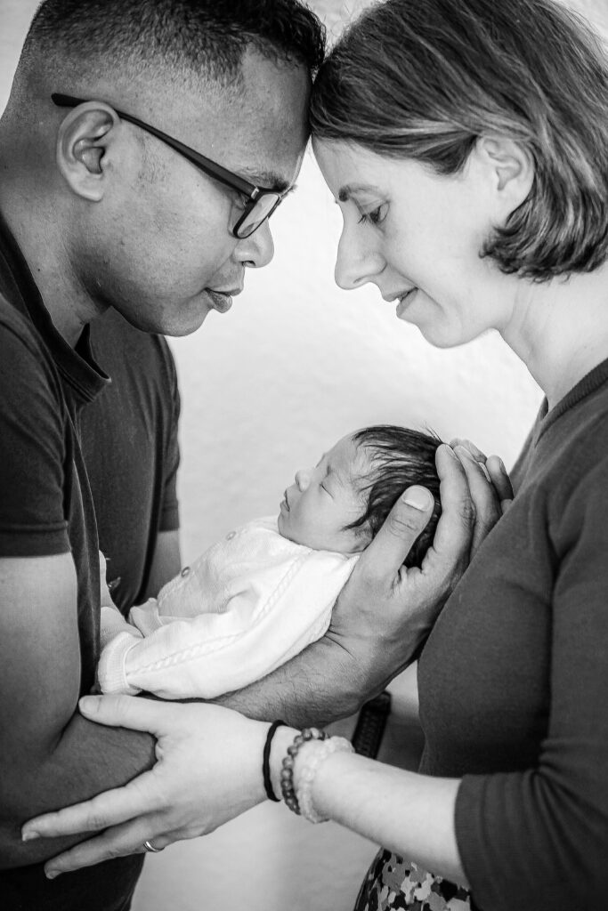 Shooting naissance bébé avec ses parents